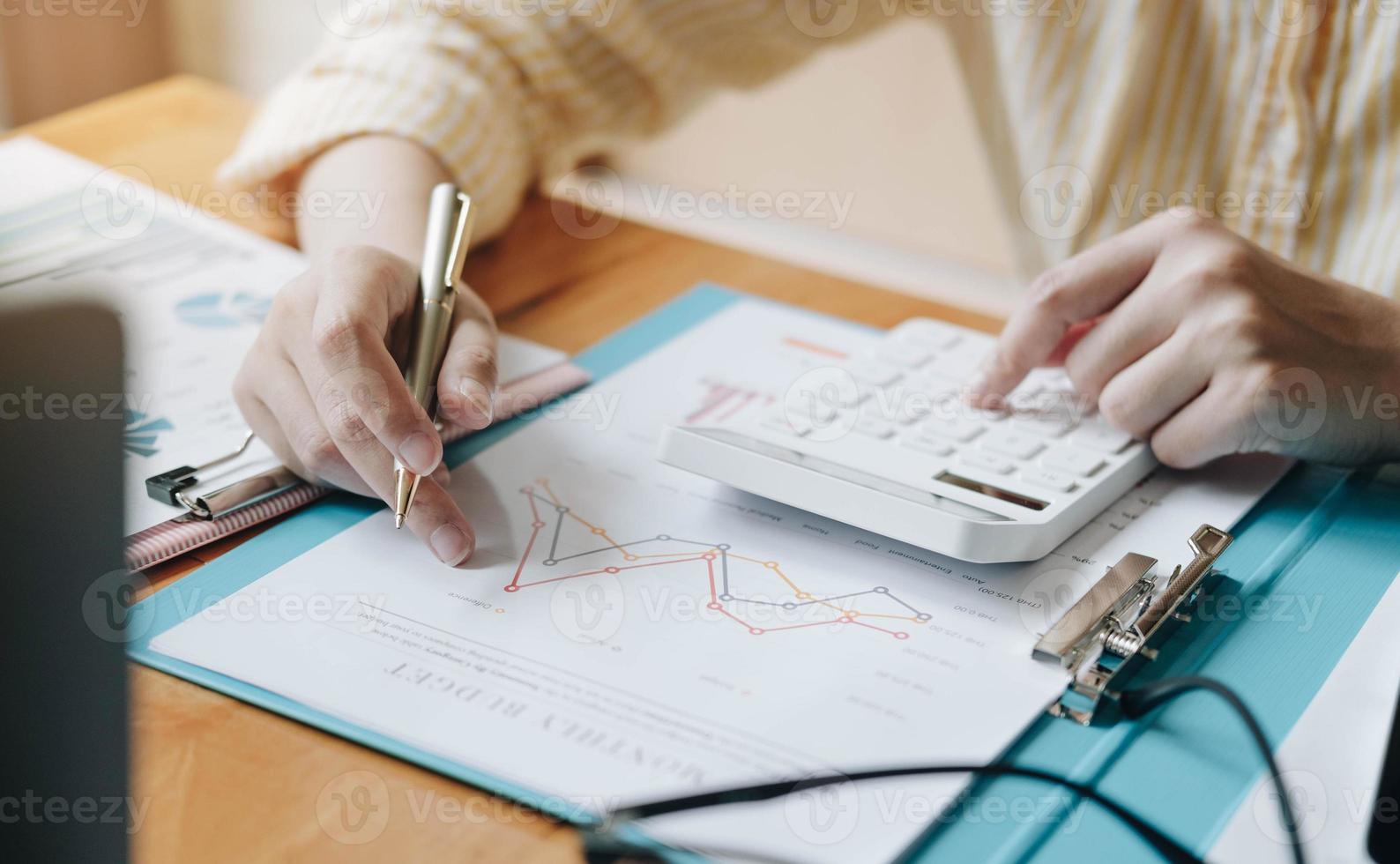 accountant die berekeningen controleert foto