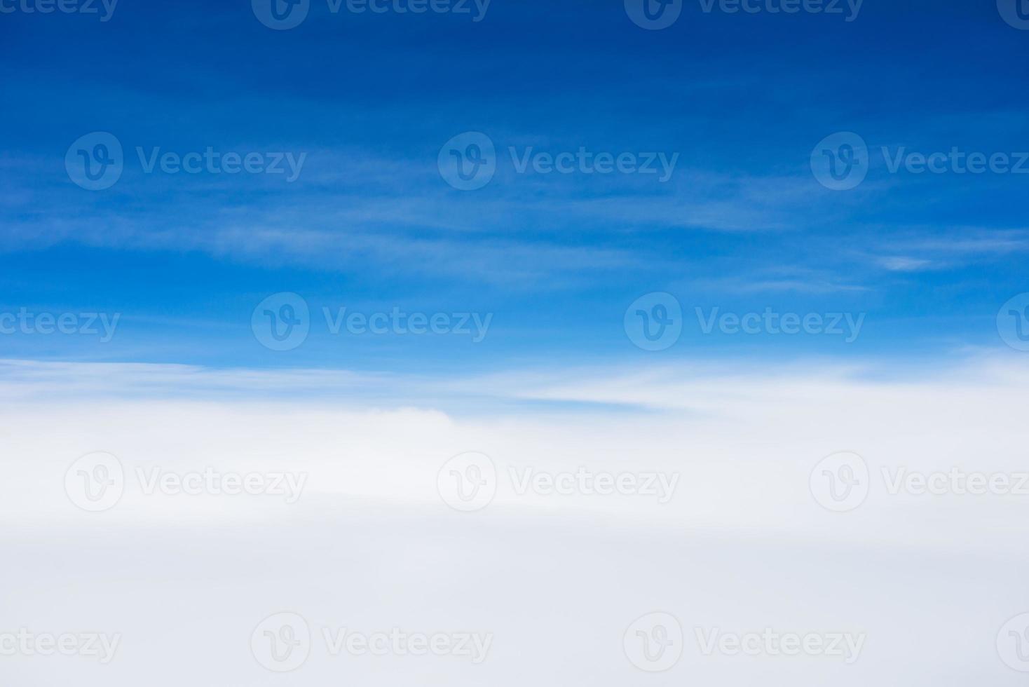 Doorzichtig blauw lucht met wolk foto