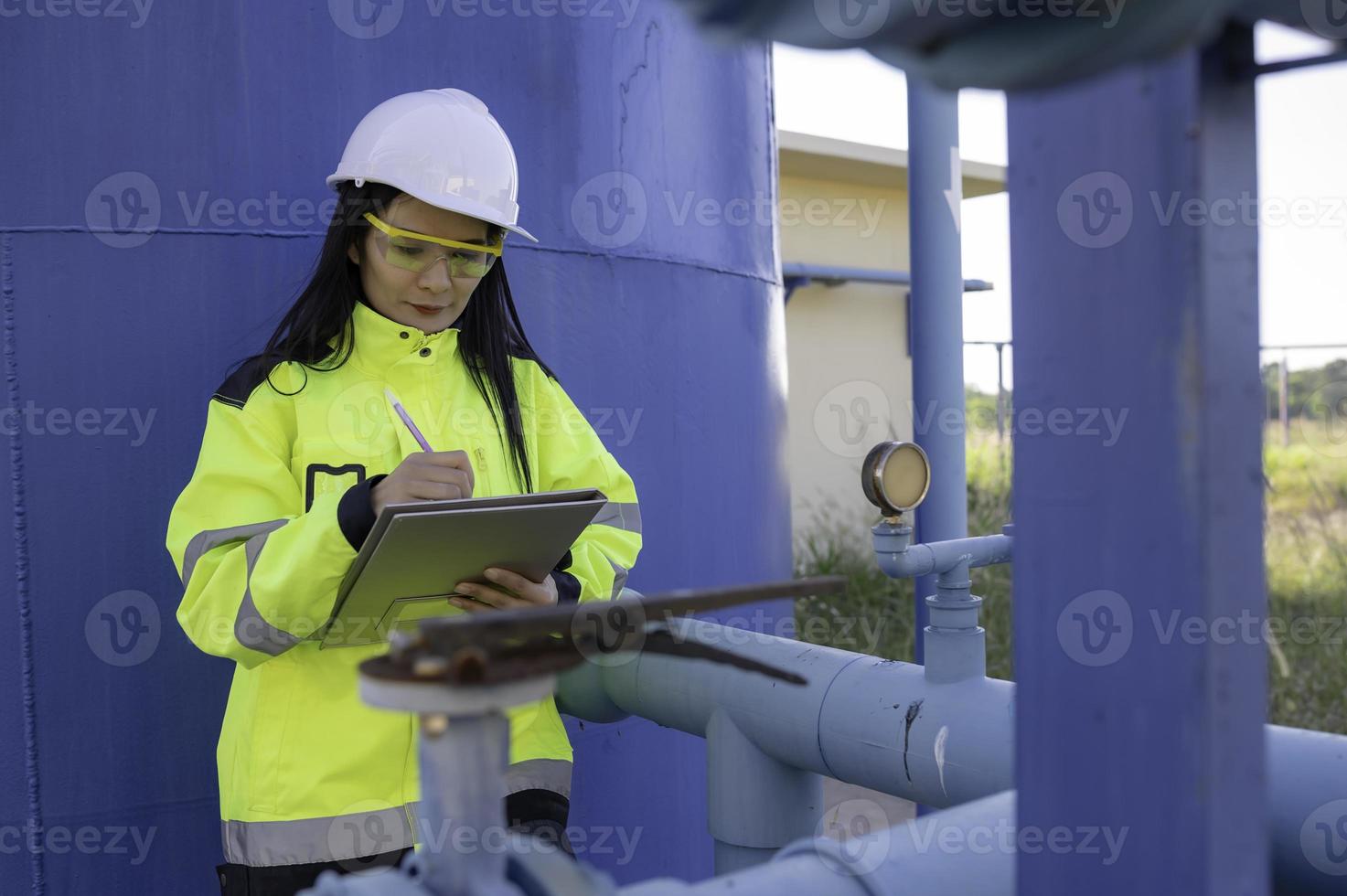 milieu-ingenieurs werken bij afvalwaterzuiveringsinstallaties, vrouwelijke loodgieter technicus werken bij watervoorziening foto