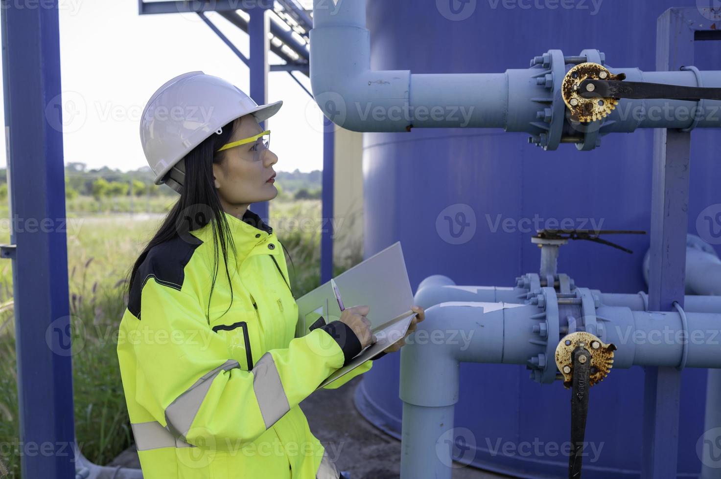 milieu-ingenieurs werken bij afvalwaterzuiveringsinstallaties, vrouwelijke loodgieter technicus werken bij watervoorziening foto