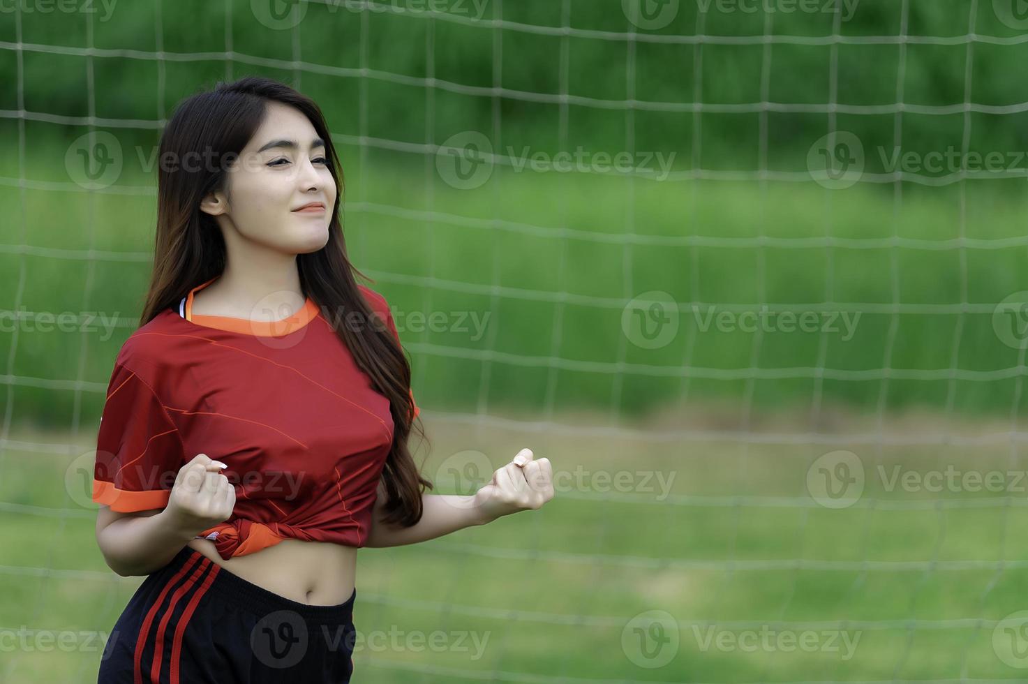 jong mooi Aziatisch vrouw slijtage voetbal speler juichen sport, vrouw fans Amerikaans voetbal juichen spel foto