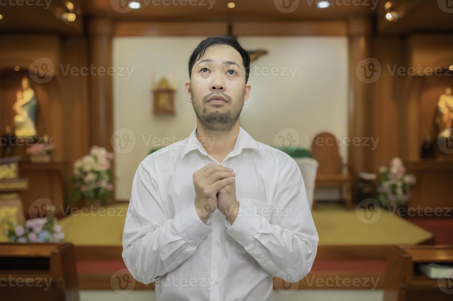 christen Mens vragen voor zegeningen van god, aziatische Mens bidden naar Jezus Christus foto