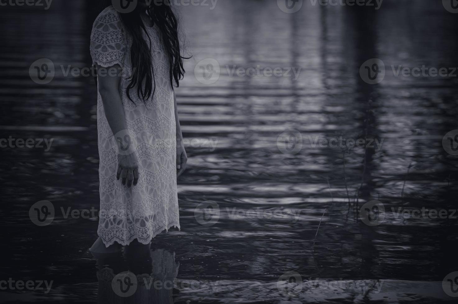 portret van Aziatisch vrouw maken omhoog geest gezicht Bij de moeras, verschrikking in water scène, eng Bij rivier, halloween affiche, thailand mensen foto