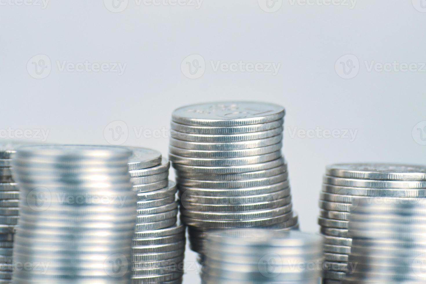 stapels zilveren munten op witte achtergrond foto