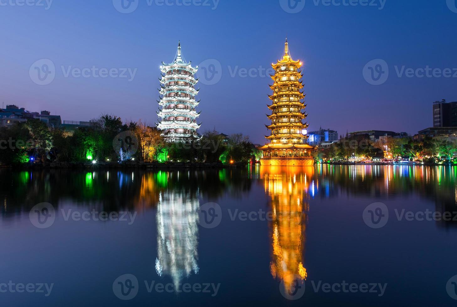 zon en maan pagodes in downtown van guilin, Guangxi provincie, China. foto