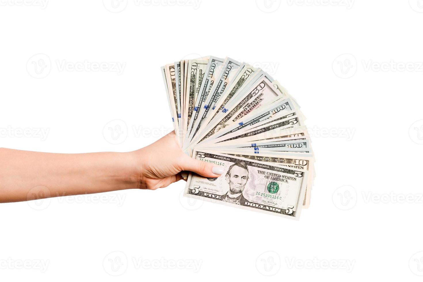 top visie van vrouw hand- geven een ventilator van dollar rekeningen Aan geïsoleerd achtergrond. winst en luxe concept foto