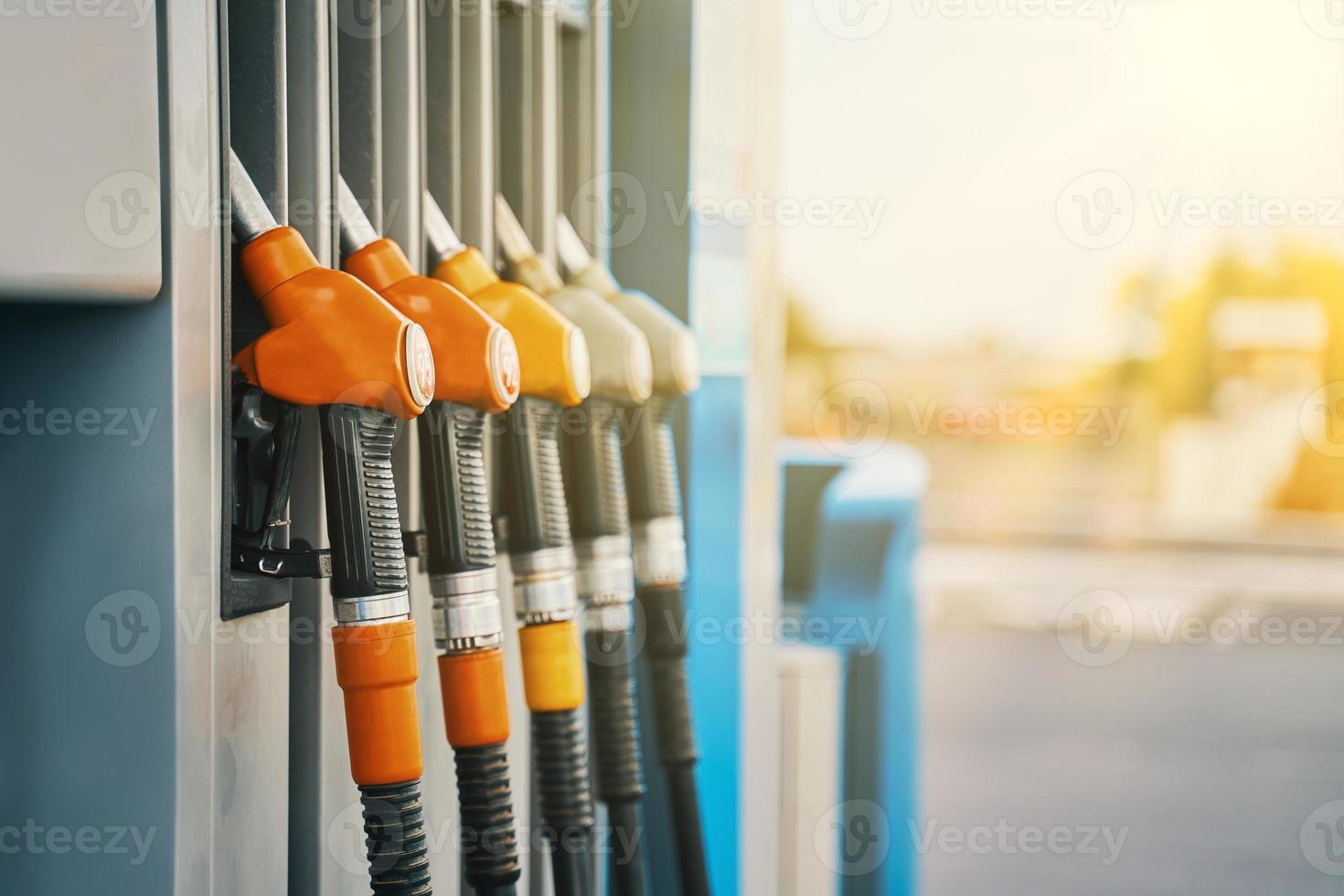 oranje benzinepompen op een station foto