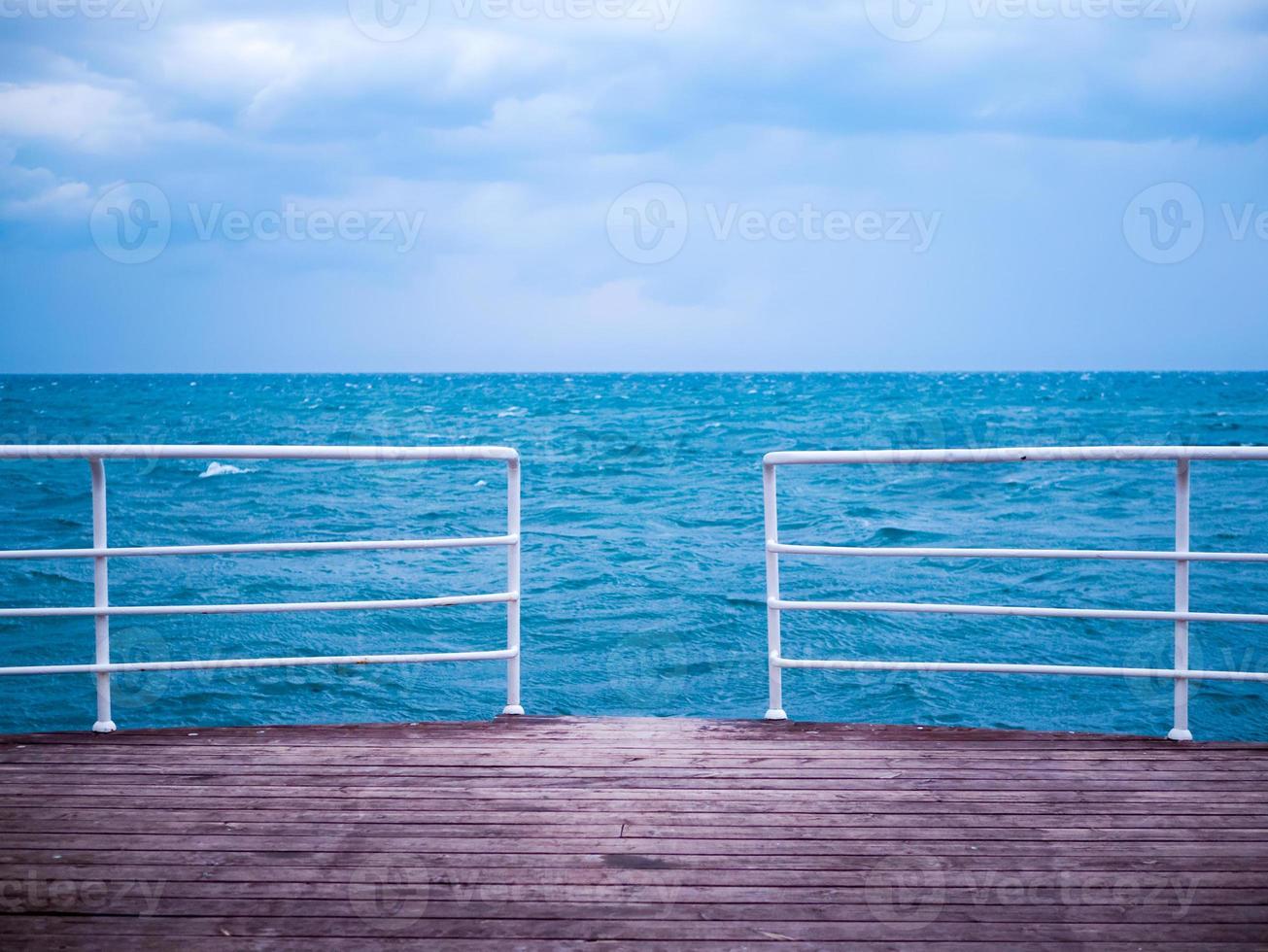 houten pier bij koud weer foto