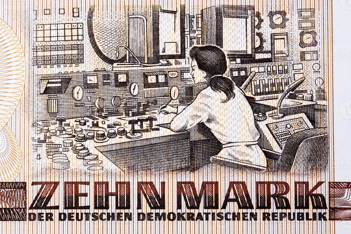 vrouw ingenieur zittend Bij een controle troosten binnen de Rijnsberg nucleair macht fabriek van oosten- Duitse geld foto