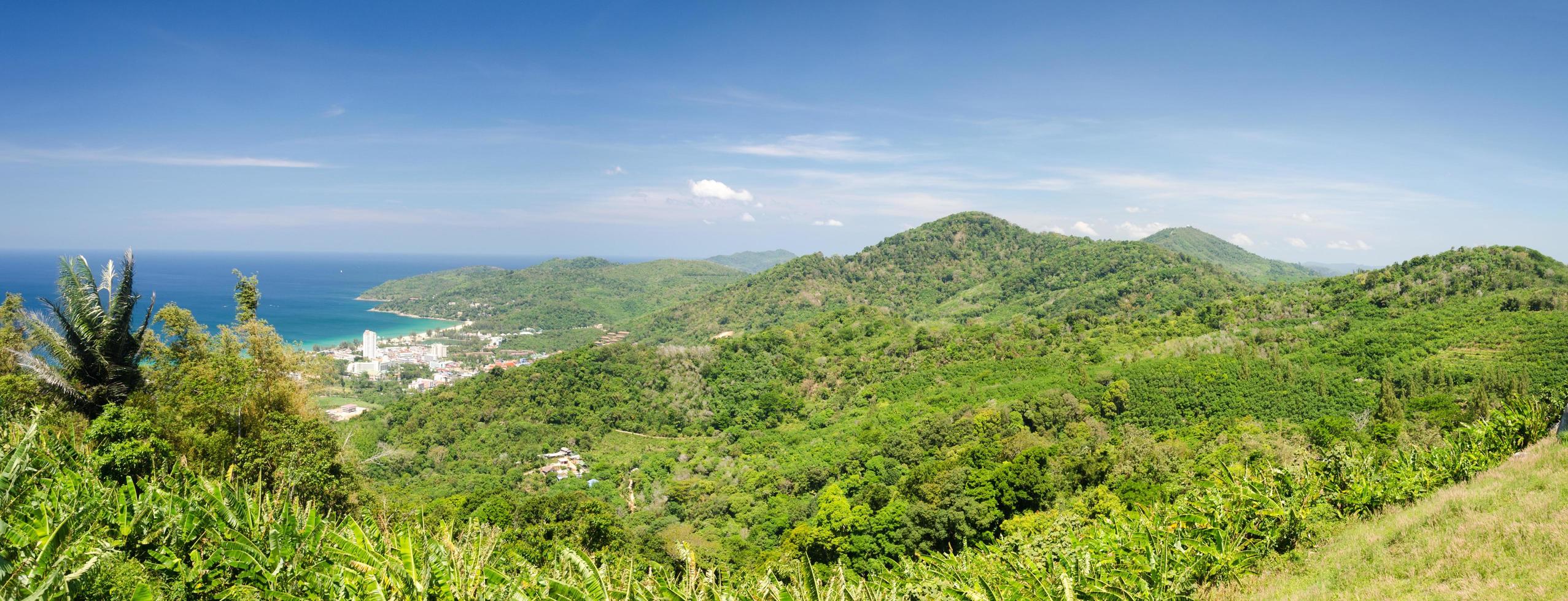 uitzicht op de bergen van het eiland Phuket foto