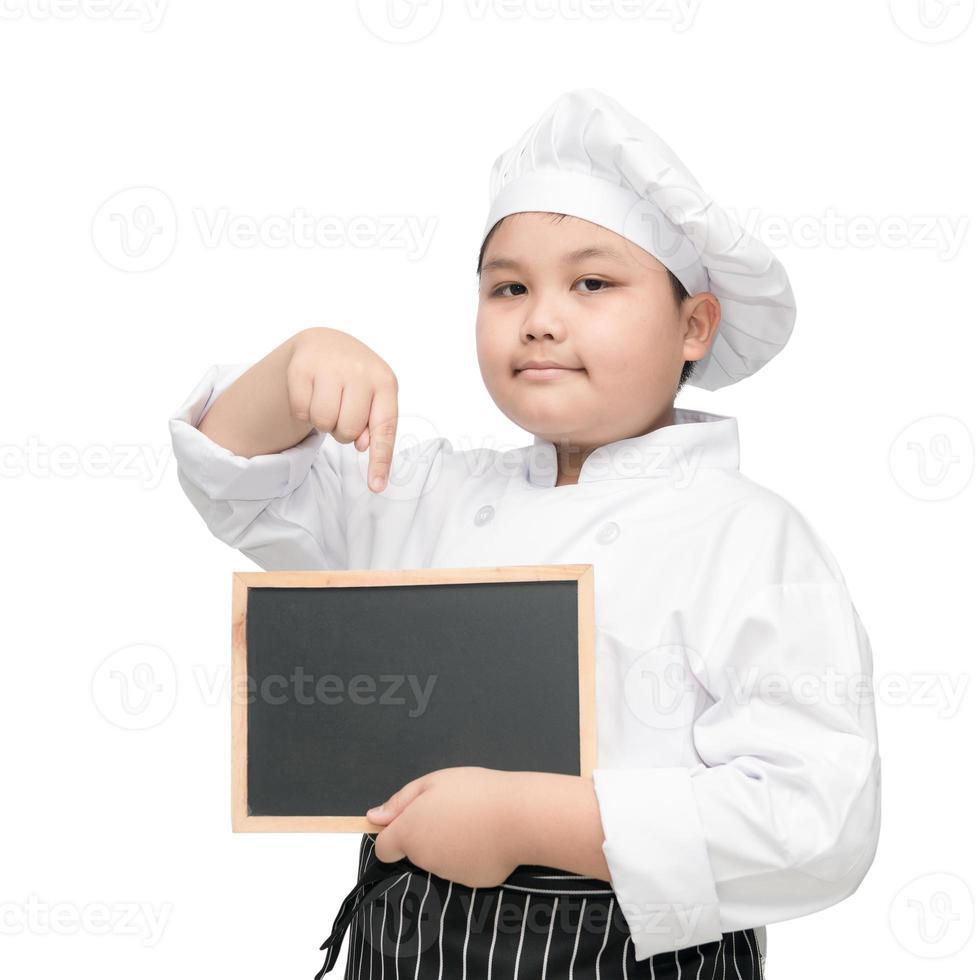 Aziatisch jongen chef in uniform koken Holding schoolbord foto