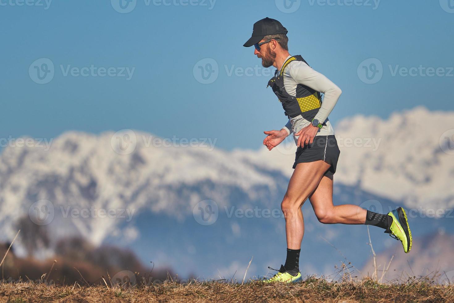 man loopt op een berg foto