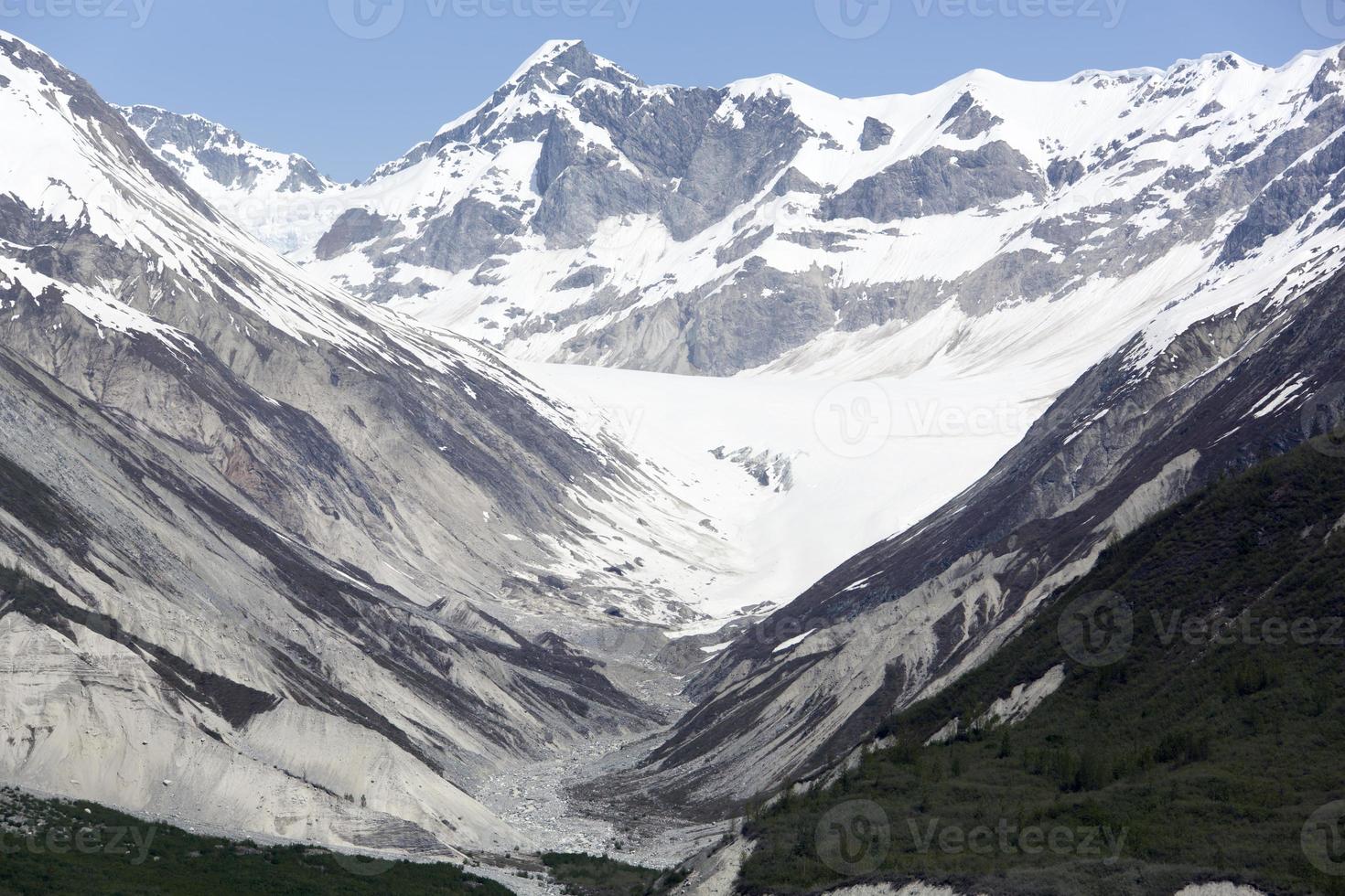 gletsjer baai nationaal park besneeuwd vallei en bergen foto