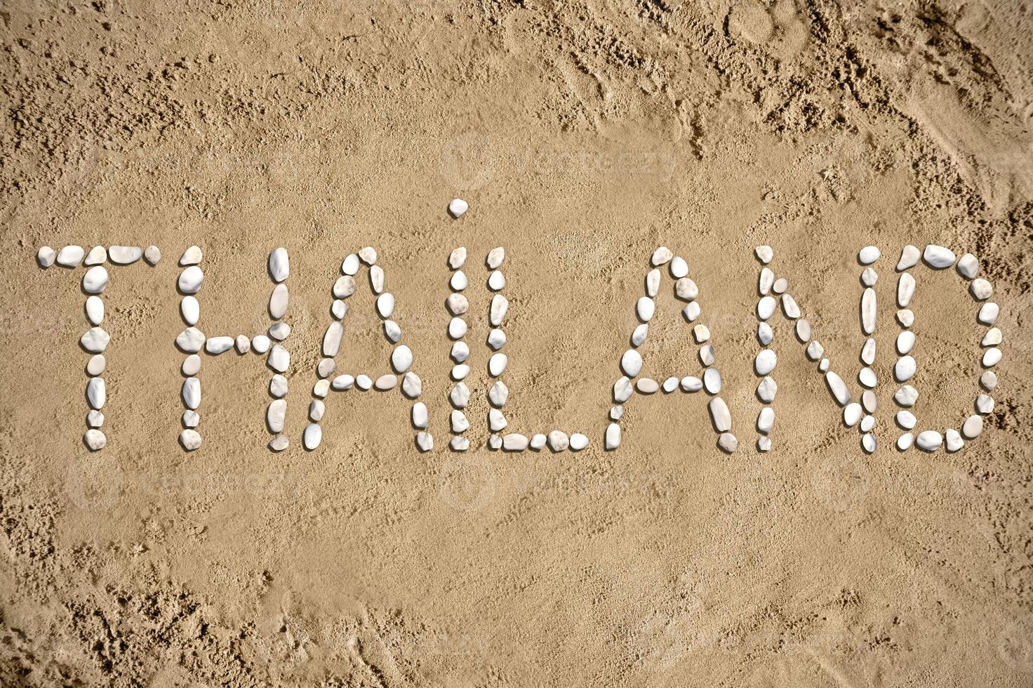 Thailand - woord gemaakt met stenen Aan zand foto