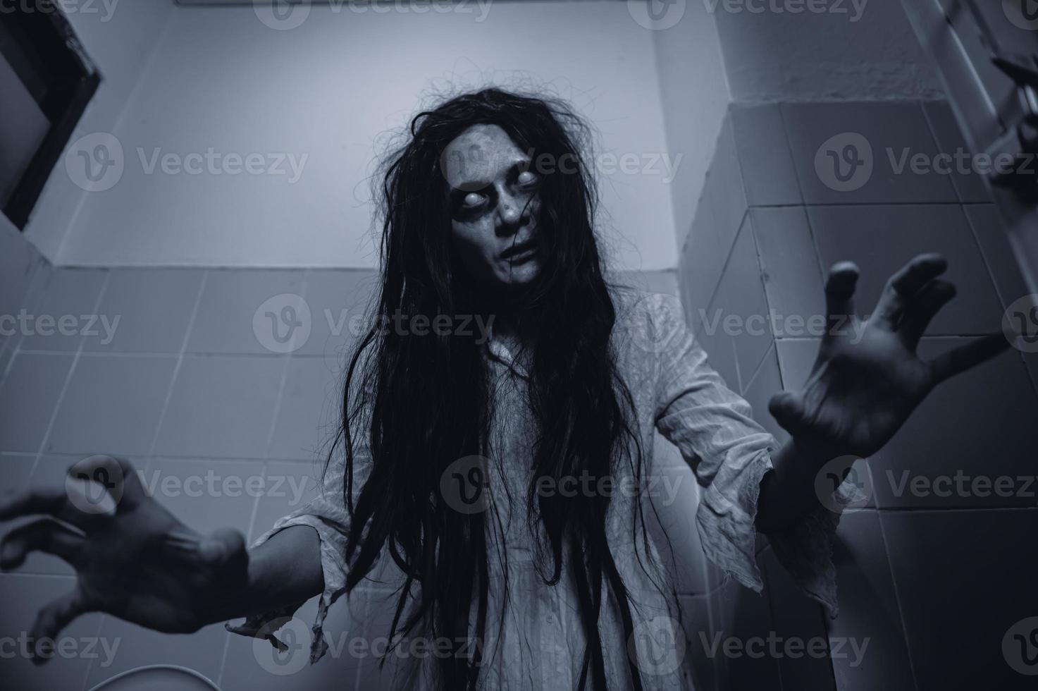 portret van Aziatische vrouw make-up geest, enge horrorscène voor achtergrond, halloween festival concept, spookfilms poster, boze geest in het appartement foto