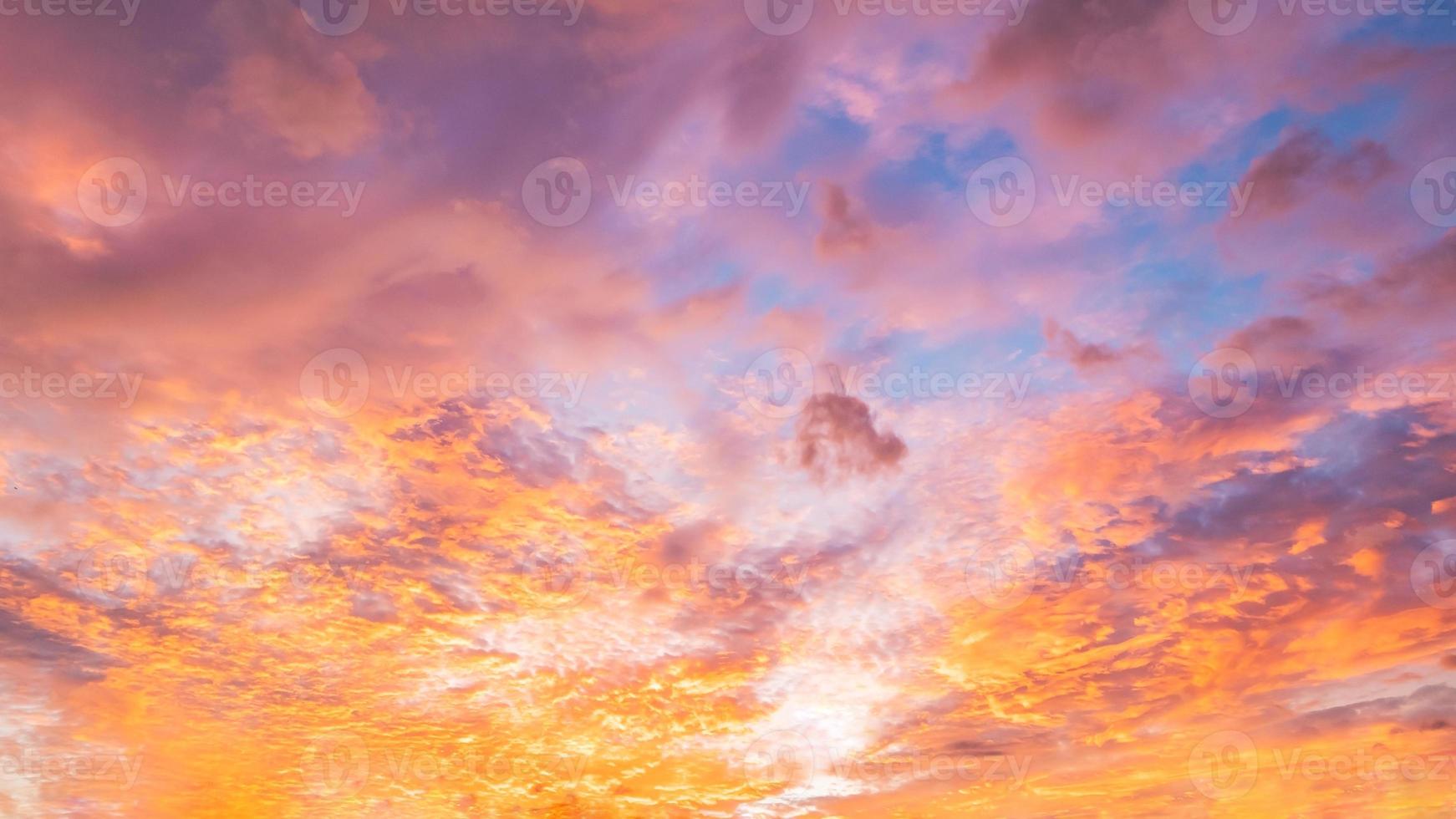 dramatische panoramahemel met wolk op zonsopgang en zonsondergangtijd. panoramisch beeld. foto