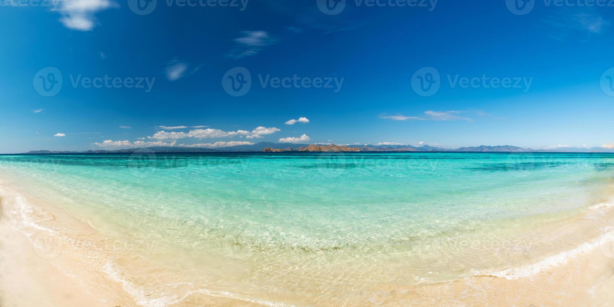 uitzicht op mooi tropisch strand foto