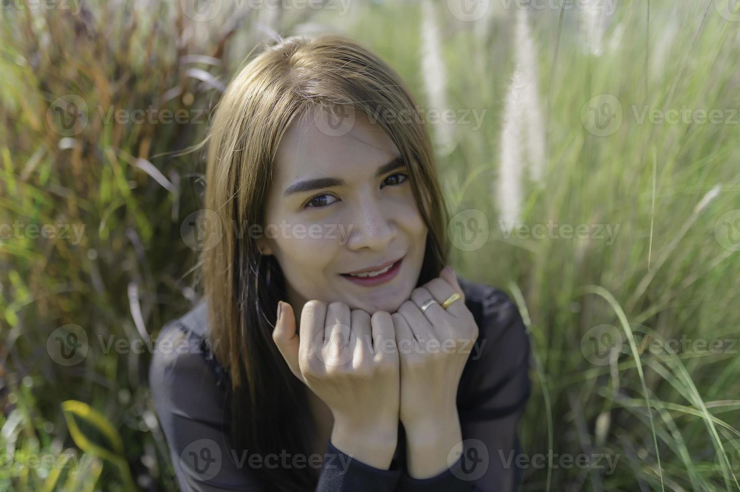 portret van Aziatisch vrouw buitenshuis foto