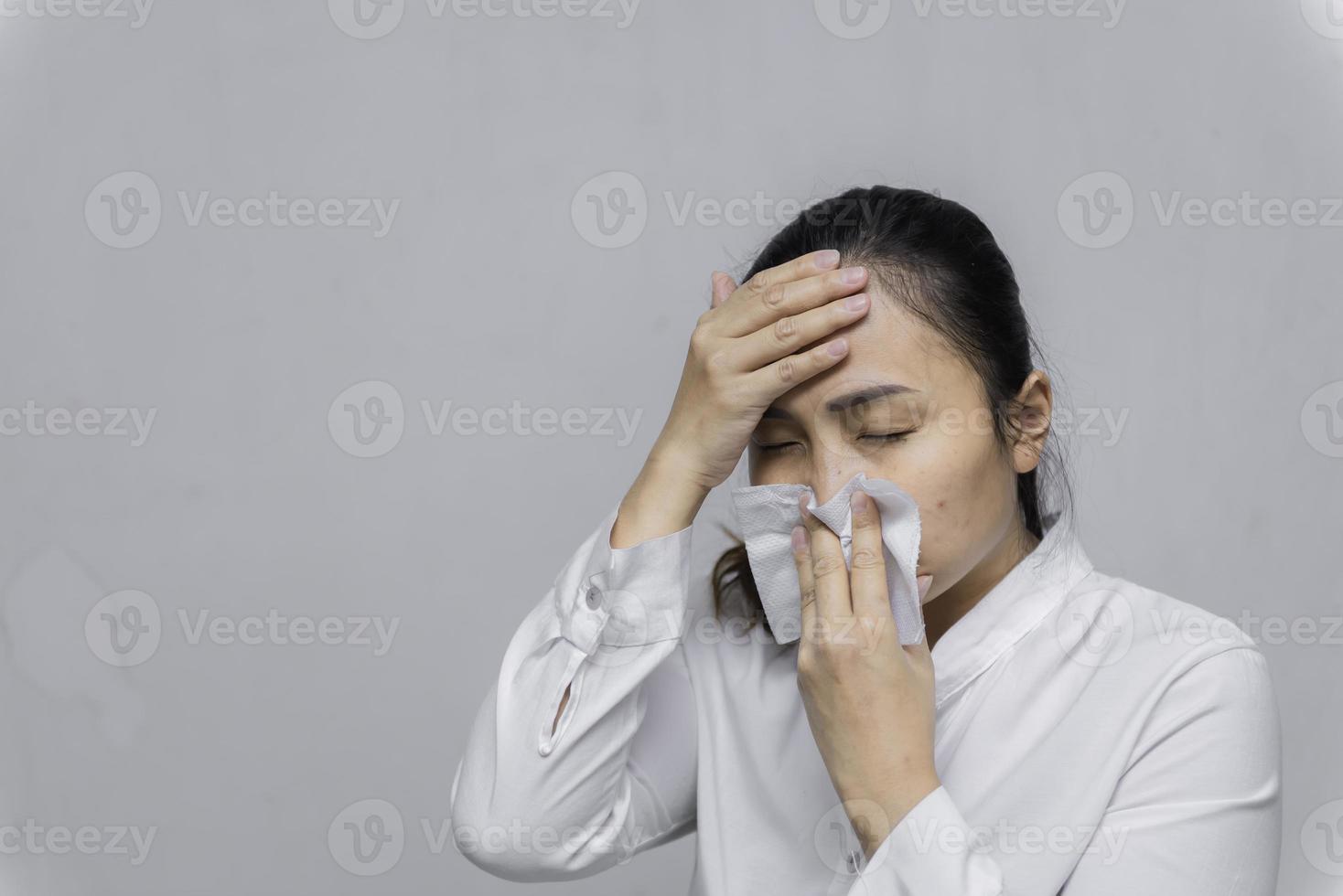 aziatisch vrouwenbedrijf in de stad thailand, een meisje met een medisch beschermingsmasker covid-19 of coronavirus tegen een geïnfecteerde persoon, corona beschermde bescherming voor de wereld en mensen stoppen viruswaarschuwing foto