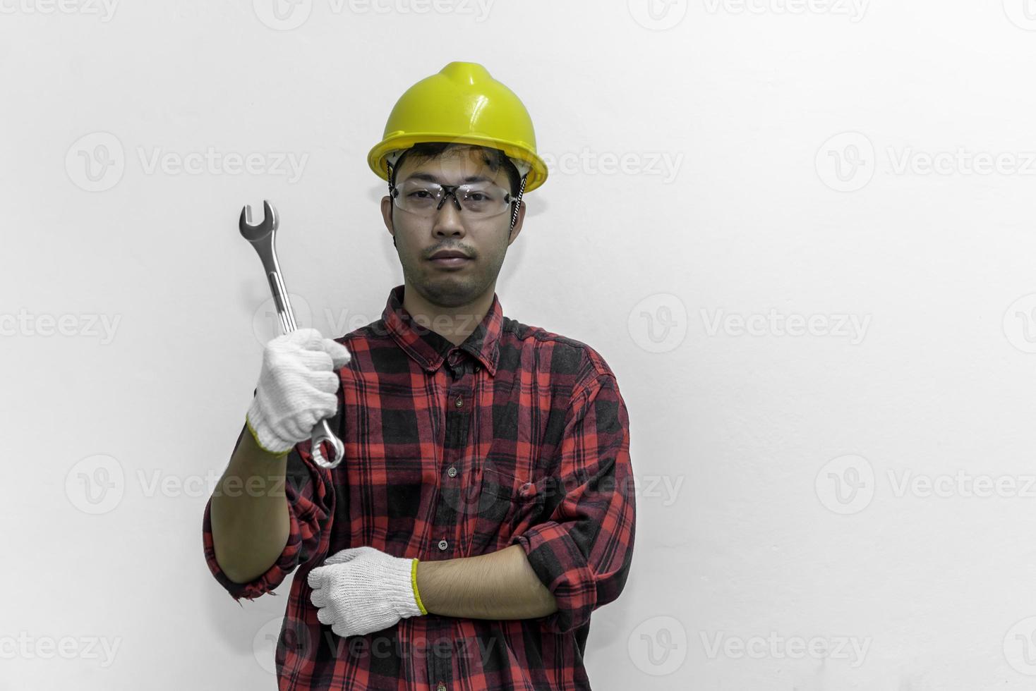 technicus slijtage helm met moersleutel in hand- isoleren Aan wit achtergrond, thailand mensen, arbeid dag concept foto