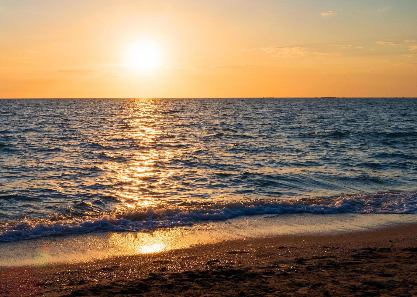 panorama voorkant gezichtspunt landschap reizen zomer zee wind Golf koel Aan vakantie kalmte kust- groot zon reeks lucht licht oranje gouden natuur tropisch mooi avond uur dag Bij knal san strand Thailand. foto