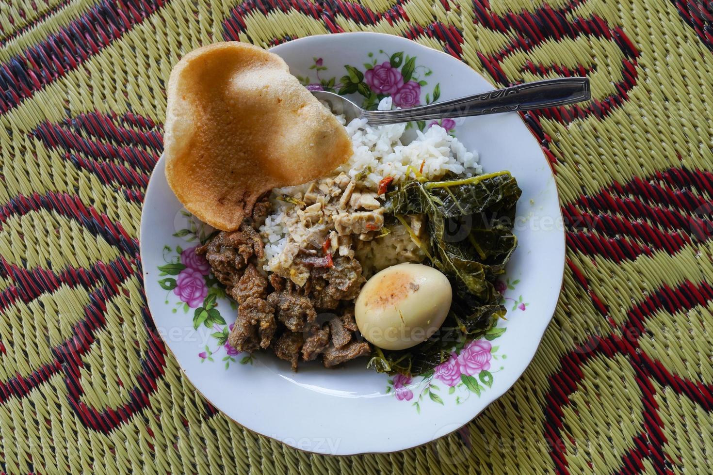 Javaans keuken nasi ramen, nasi campur rijst- met rundvlees stoofpot, eieren, Chili, papaja blad stoofpot, garnaal crackers, foto