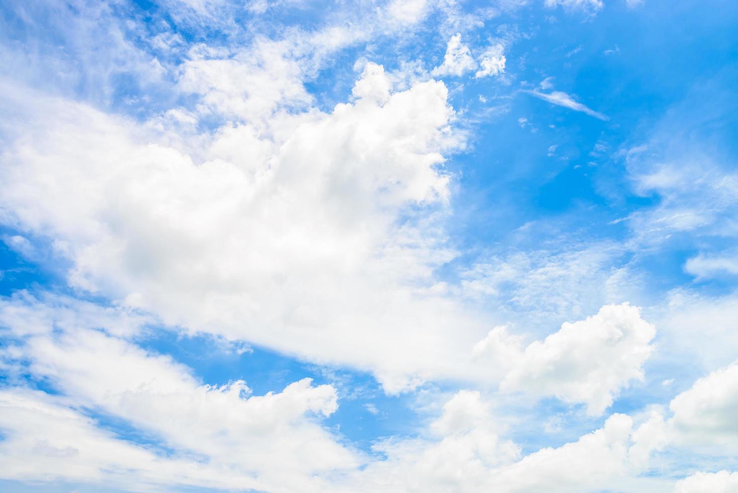 witte wolk op blauwe hemelachtergrond foto
