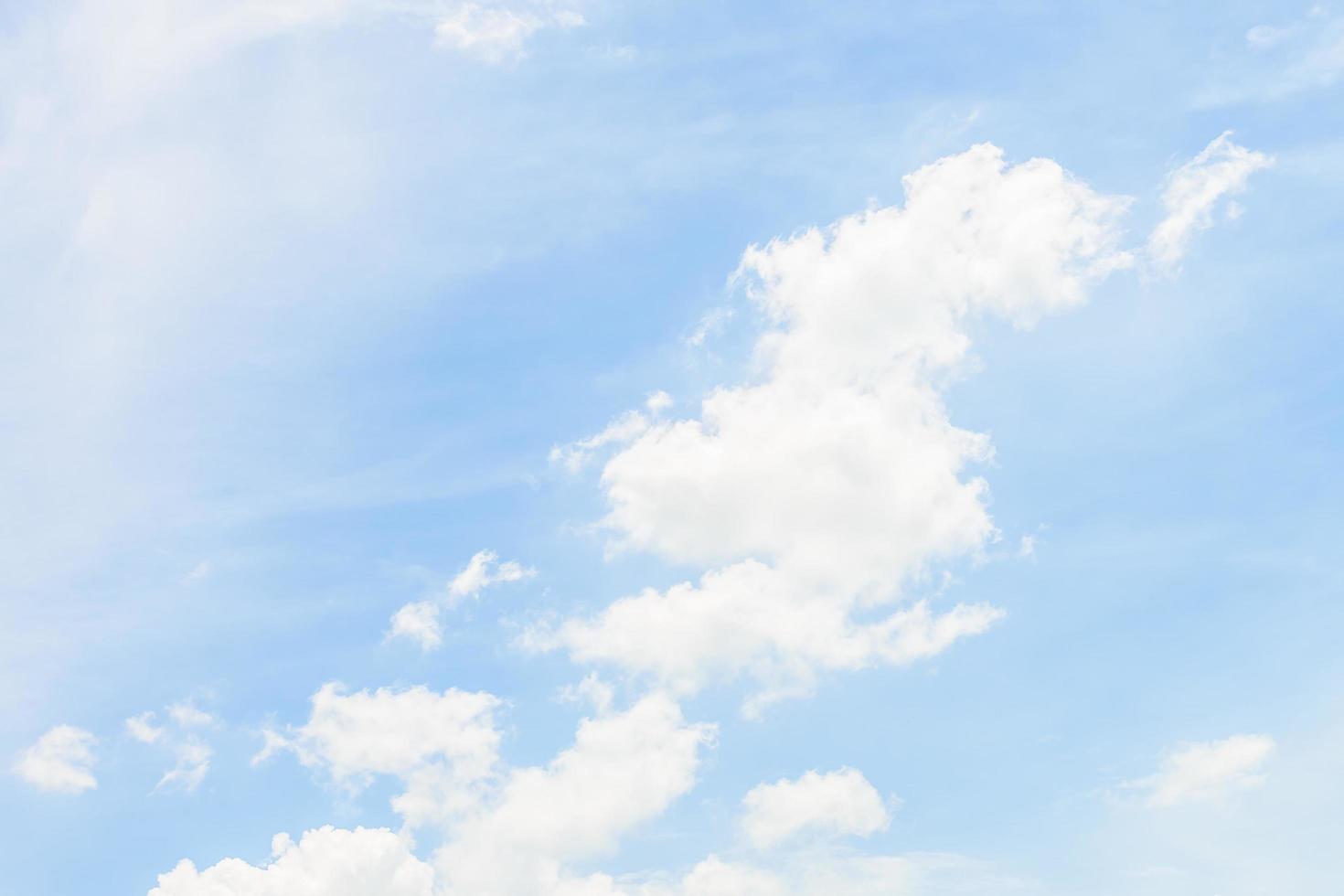 witte wolk op blauwe hemelachtergrond foto