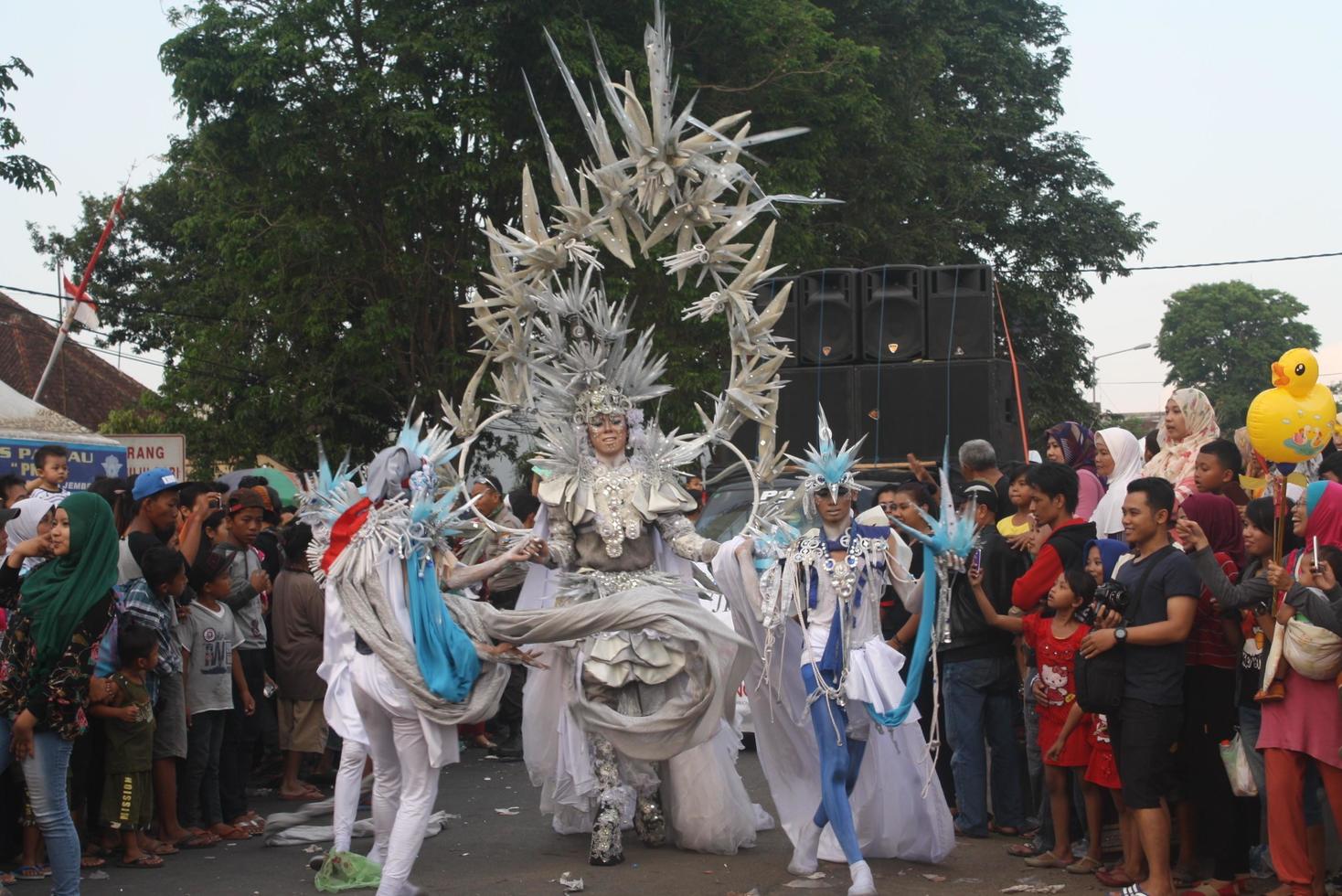 jember, jawa timur, Indonesië - augustus 25, 2015 jember mode carnaval deelnemers zijn geven hun het beste prestatie met hun kostuums en uitdrukkingen gedurende de evenement, selectief focus. foto