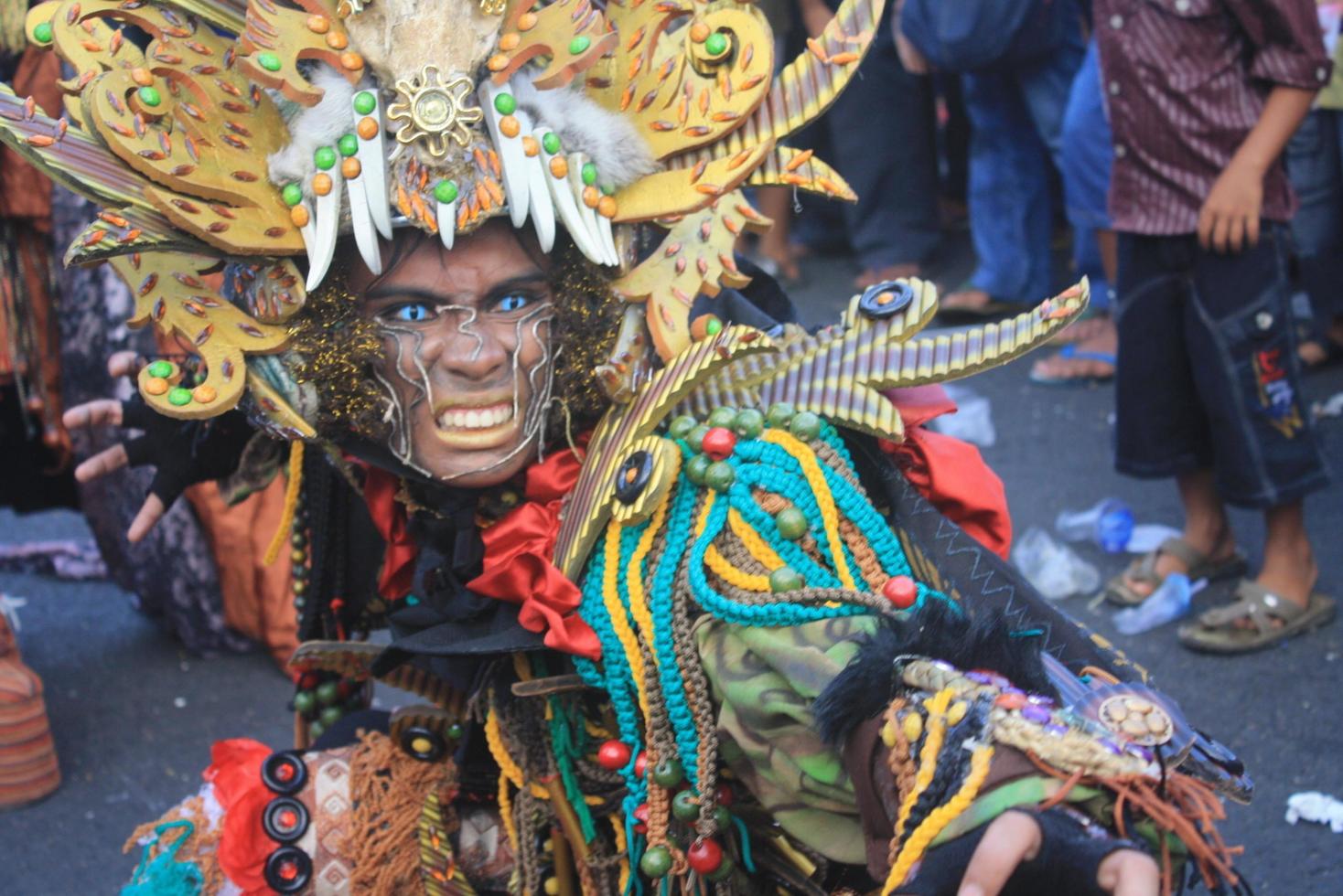 jember, jawa timur, Indonesië - augustus 25, 2015 jember mode carnaval deelnemers zijn geven hun het beste prestatie met hun kostuums en uitdrukkingen gedurende de evenement, selectief focus. foto