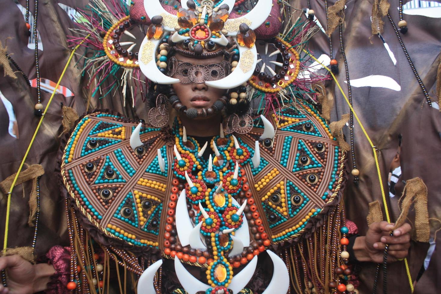 jember, jawa timur, Indonesië - augustus 25, 2015 jember mode carnaval deelnemers zijn geven hun het beste prestatie met hun kostuums en uitdrukkingen gedurende de evenement, selectief focus. foto