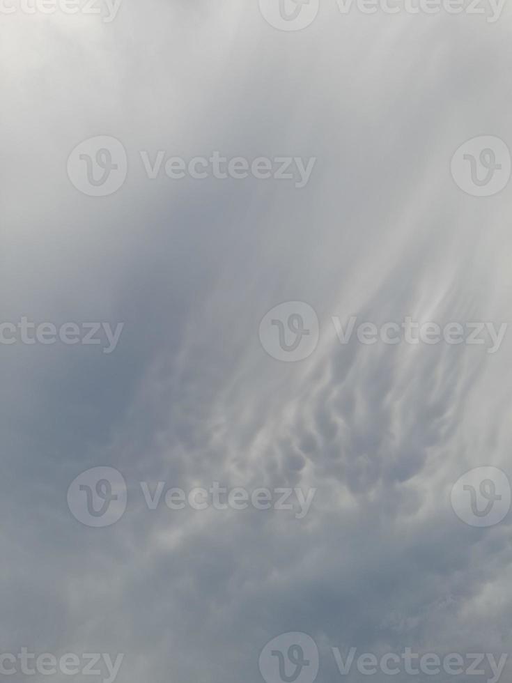 mooi wolken Aan diep blauw lucht achtergrond. groot helder zacht pluizig wolken zijn Hoes de geheel blauw lucht. foto