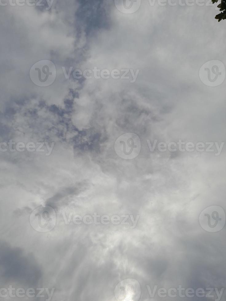 mooi wolken Aan diep blauw lucht achtergrond. groot helder zacht pluizig wolken zijn Hoes de geheel blauw lucht. foto