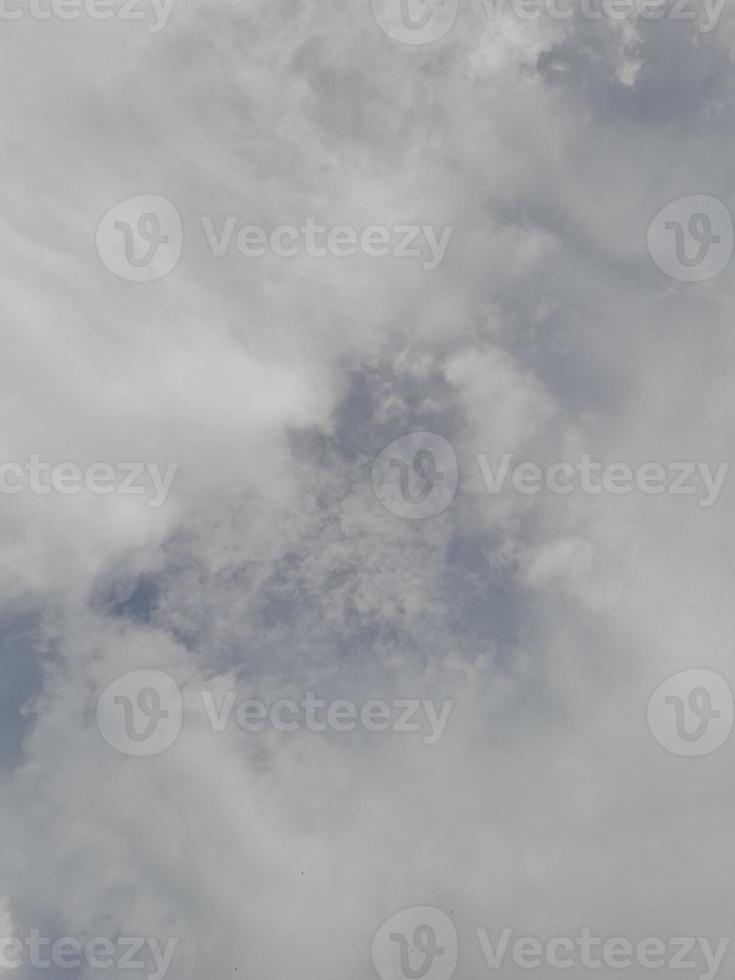 mooi wolken Aan diep blauw lucht achtergrond. groot helder zacht pluizig wolken zijn Hoes de geheel blauw lucht. foto