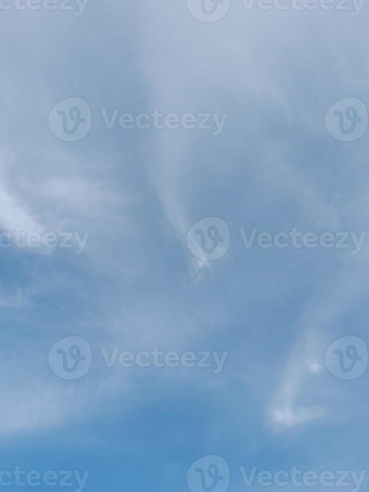 mooi wit wolken Aan diep blauw lucht achtergrond. groot helder zacht pluizig wolken zijn Hoes de geheel blauw lucht. foto