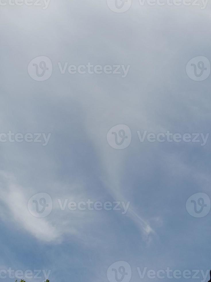 mooi wit wolken Aan diep blauw lucht achtergrond. groot helder zacht pluizig wolken zijn Hoes de geheel blauw lucht. foto