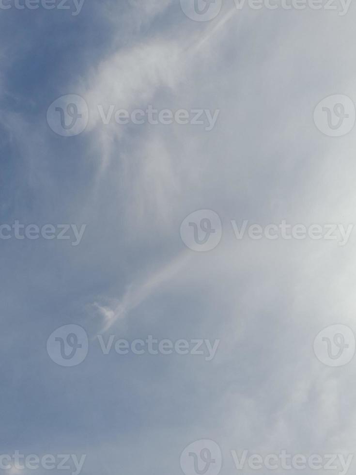 mooi wit wolken Aan diep blauw lucht achtergrond. groot helder zacht pluizig wolken zijn Hoes de geheel blauw lucht. foto