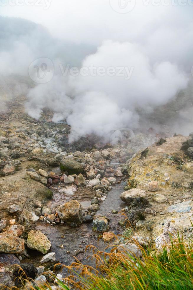 vulkanisch landschap, heet lente, gas-stoom werkzaamheid in krater van actief vulkaan, uitbarsting fumarole foto