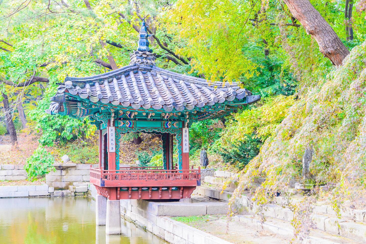 gebouwen in changdeokgung-paleis in de stad van seoel, zuid-korea foto