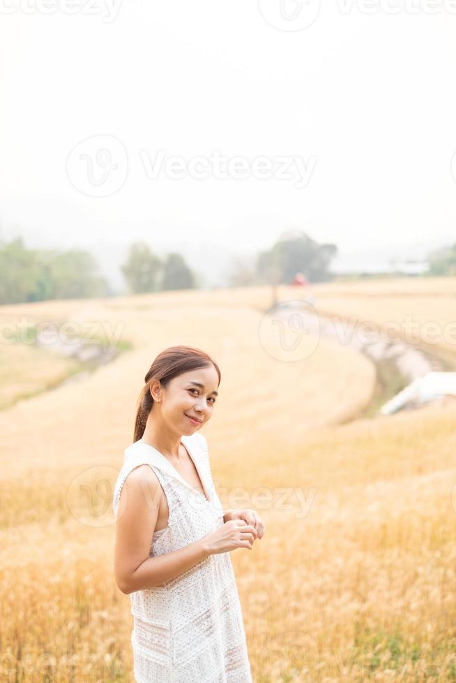 jong Aziatisch Dames in wit jurken in de gerst rijst- veld- foto