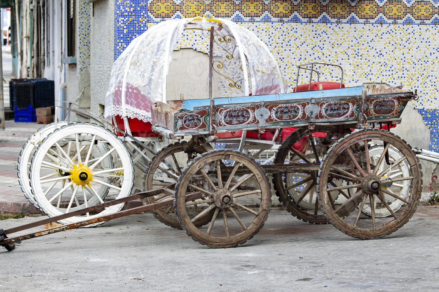 geparkeerd houten kar, traditioneel landelijk vervoer, historisch voorwerpen, antiek houten wagon wielen, kleurrijk houten kar, Turks traditioneel wagon foto
