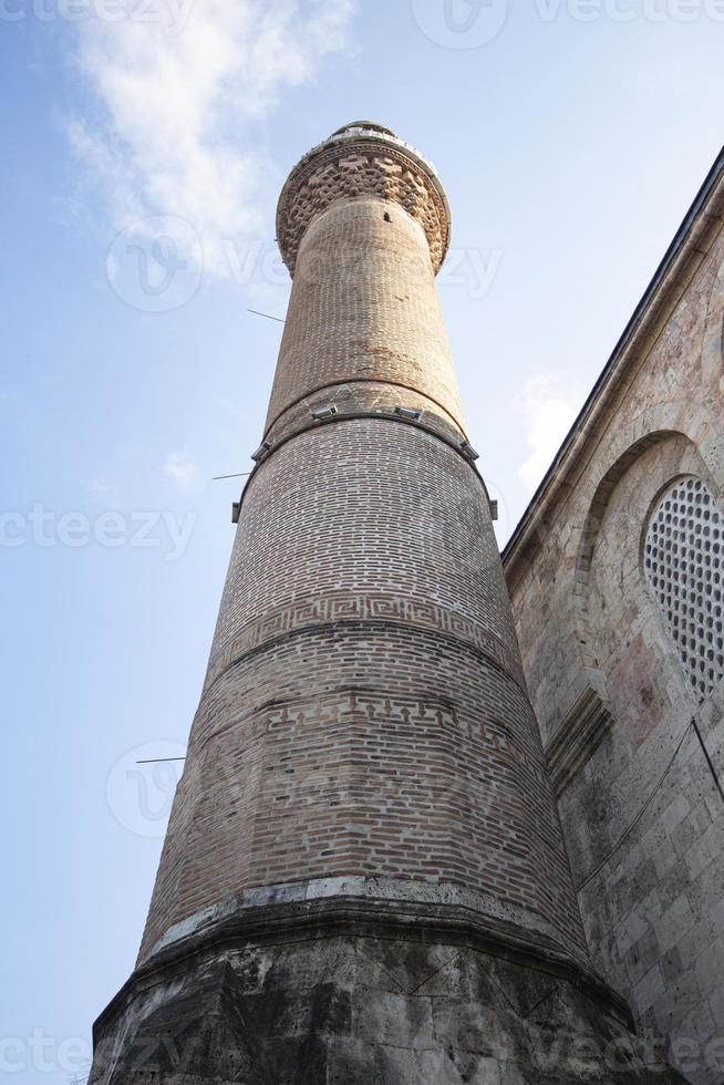de minaret van de ulucami moskee in Istanbul, kalkoen. de moskee is de grootste moskee in slijmbeurs. foto