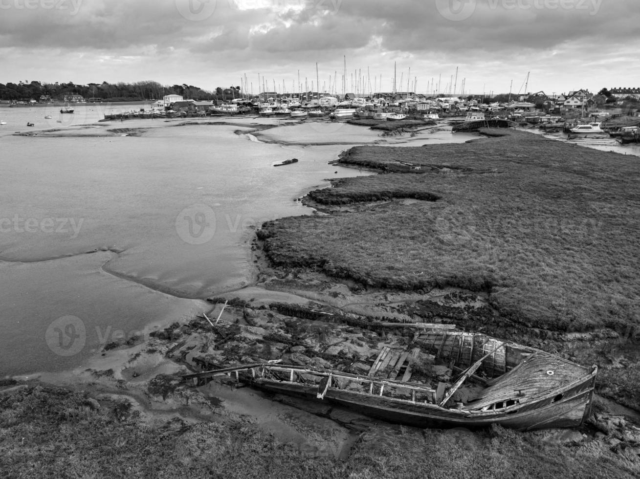 stoffelijk overschot van een oud houten visvangst boot foto