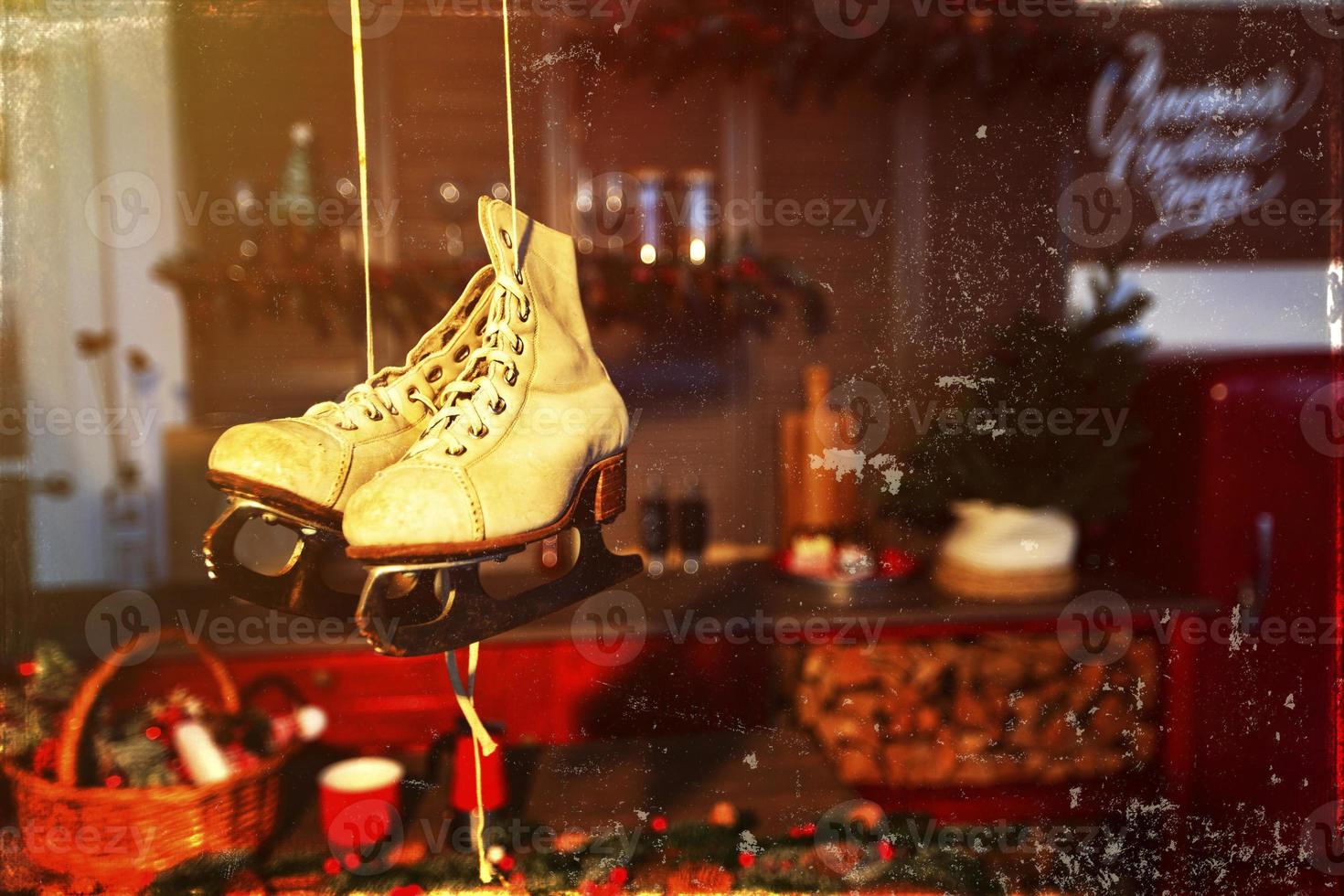 wijnoogst Kerstmis achtergrond met krassen en slijtage met oud retro schaatsen. foto