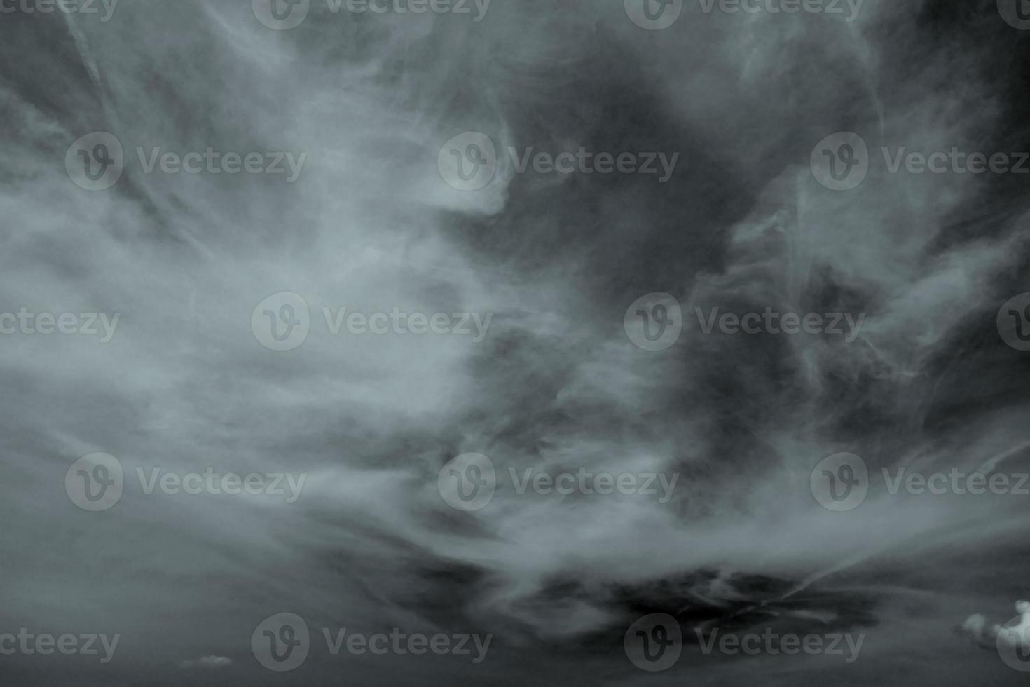 wit wolk getextureerde en lucht geïsoleerd Aan zwart achtergrond foto