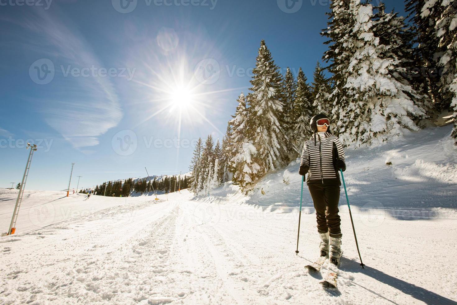 jong vrouw Bij winter skiën gelukzaligheid, een zonnig dag avontuur foto