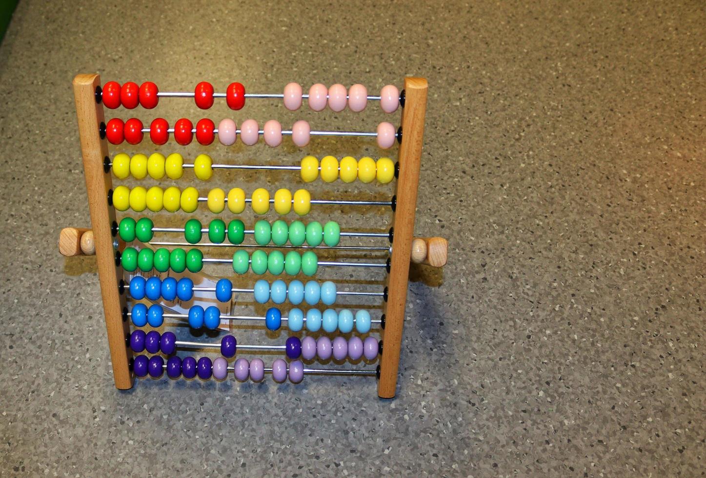 kinderen rekenmachine speelgoed, onderwijs met een abucus in meerdere kleuren foto