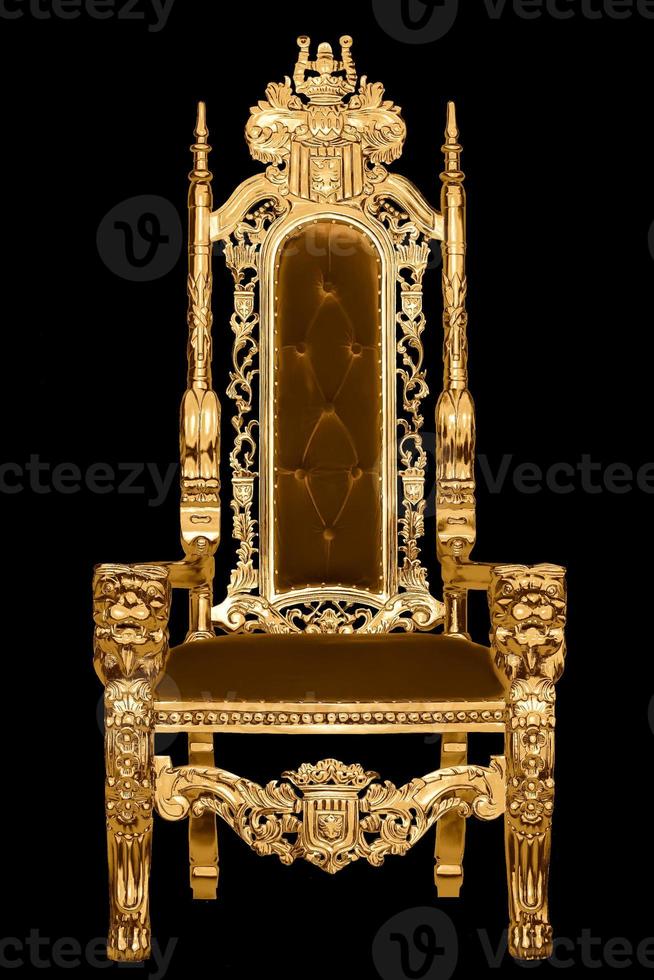 gouden Koninklijk stoel geïsoleerd Aan zwart achtergrond. een plaats voor de koning. troon. Koninklijk stoel. foto