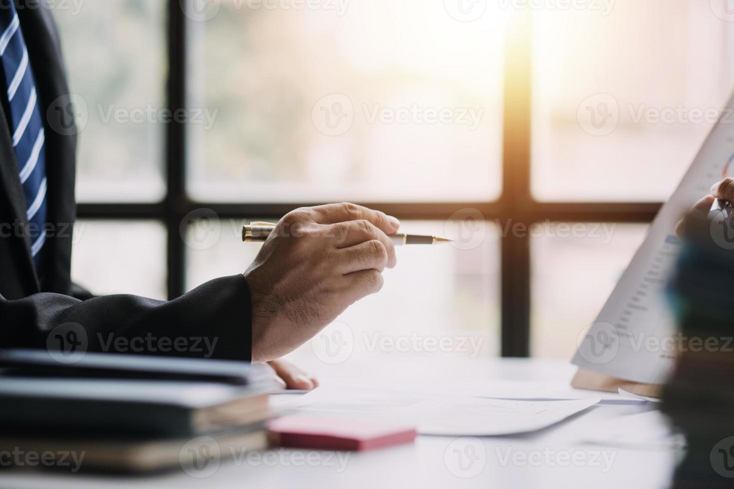 financiële analisten analyseren zakelijke financiële rapporten over een investeringsproject voor digitale tabletplanning tijdens een discussie op een bijeenkomst van bedrijven die de resultaten van hun succesvolle teamwerk laten zien. foto