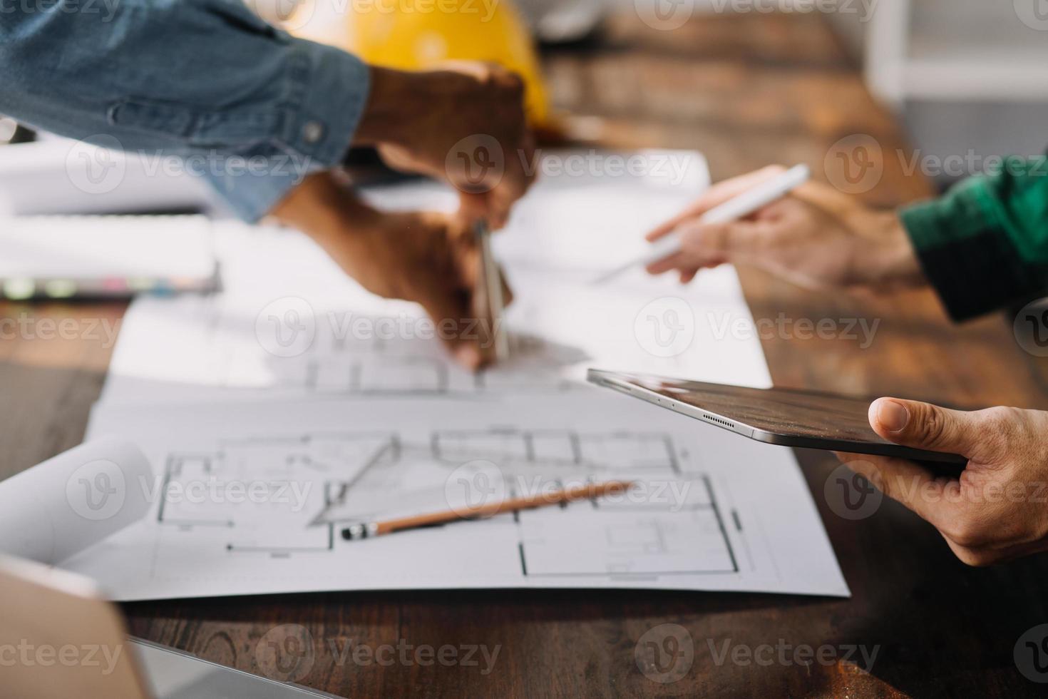 beeld van bouwkunde voorwerpen Aan werkplaats met drie partners interactie Aan achtergrond foto